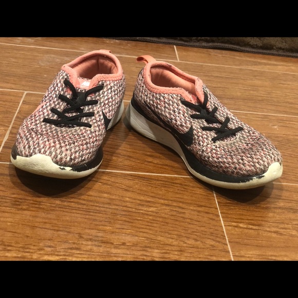 Girls 10C Nike shoes - Picture 3 of 6